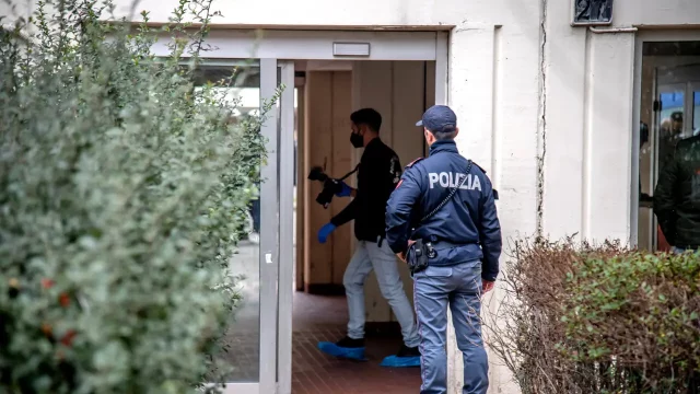 Omicidio-suicidio a Bologna Polizia sul luogo dell'omicidio suicidio a Bologna