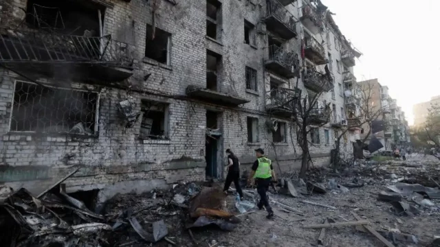 Edificio distrutto dopo il raid su Kiev Palazzo residenziale distrutto dal bombardamento russo a Kiev
