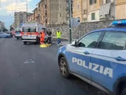 Travolge e uccide un pedone al Quadrivio di Secondigliano: tragedia nel Napoletano Ambulanza e Polizia sul luogo dell'investimento mortale a Secondigliano