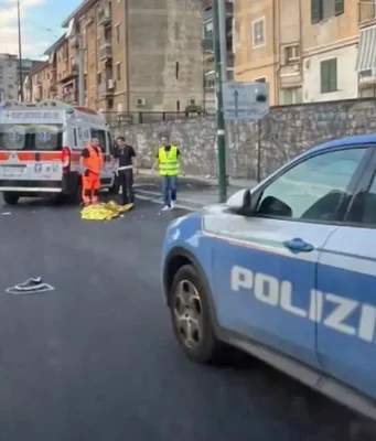 Travolge e uccide un pedone al Quadrivio di Secondigliano: tragedia nel Napoletano Ambulanza e Polizia sul luogo dell'investimento mortale a Secondigliano