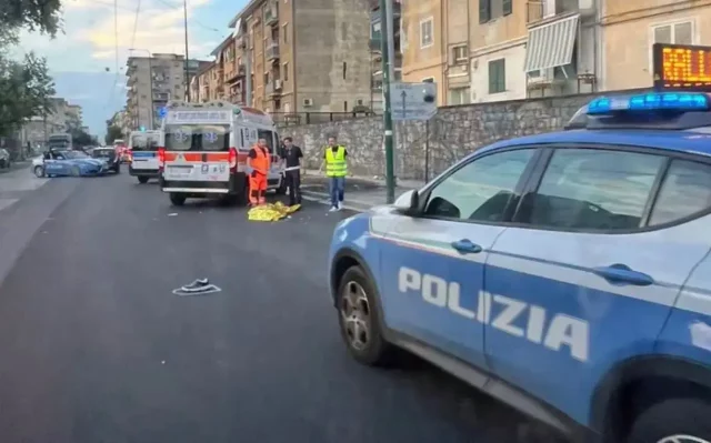 Ambulanza e Polizia sul luogo dell'investimento mortale a Secondigliano