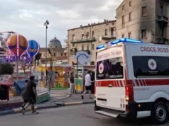 Ragazzo muore folgorato al luna park mentre gioca al punching ball: aveva 15 anni, si indaga sul corto circuito Ambulanza e soccorritori al luna park di Spotorno dopo la morte del ragazzo di 15 anni.