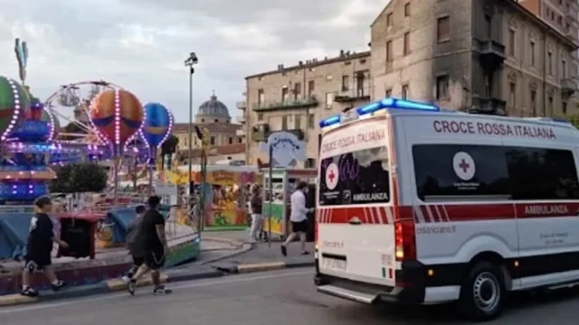 Ragazzo muore al luna park di Spotorno Ambulanza e soccorritori al luna park di Spotorno dopo la morte del ragazzo di 15 anni.