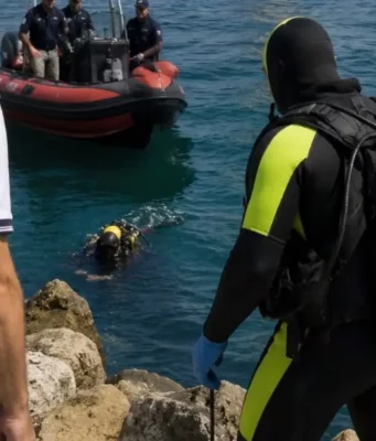 Cadavere in mare sul lungomare di Napoli: recuperato il corpo di un giovane, indagini sull’identità Recupero cadavere in mare sul lungomare di Napoli