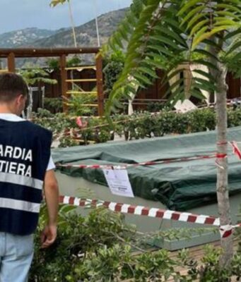 Tragedia in piscina, è morta la bambina rimasta incastrata nel bocchettone: aveva 11 anni, donati gli organi Soccorsi e Guardia Costiera nell'area della piscina di Sestri Levante dopo il tragico incidente che ha coinvolto una bambina di 11 anni.