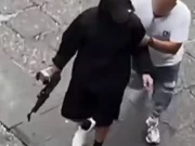 Rissa a piazza Montesanto, tre fermi dopo la sparatoria: preso anche l’uomo con il Kalashnikov Uomo incappucciato con Kalashnikov durante la rissa a piazza Montesanto