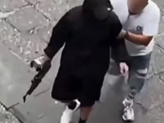 Rissa a piazza Montesanto, tre fermi dopo la sparatoria: preso anche l’uomo con il Kalashnikov Uomo incappucciato con Kalashnikov durante la rissa a piazza Montesanto