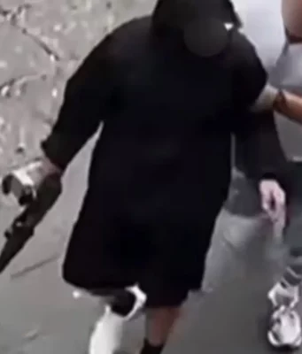 Rissa a piazza Montesanto, tre fermi dopo la sparatoria: preso anche l’uomo con il Kalashnikov Uomo incappucciato con Kalashnikov durante la rissa a piazza Montesanto