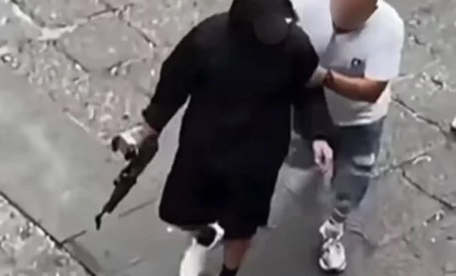 Il presunto responsabile armato Uomo incappucciato con Kalashnikov durante la rissa a piazza Montesanto