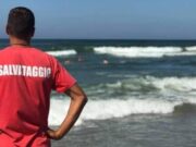 Marina di Andora, turista e bagnino muoiono in mare: tragedia sulla spiaggia della Sacra Famiglia Marina di Andora, bagnino muore insieme all'uomo che ha cercato di salvare
