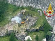 Autogiro precipita in Piemonte, due morti ad Antrona Schieranco: ha urtato i cavi e preso fuoco Piemonte, precipita elicottero: due morti