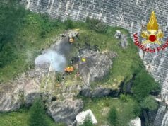 Autogiro precipita in Piemonte, due morti ad Antrona Schieranco: ha urtato i cavi e preso fuoco Piemonte, precipita elicottero: due morti