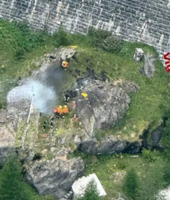 Autogiro precipita in Piemonte, due morti ad Antrona Schieranco: ha urtato i cavi e preso fuoco Piemonte, precipita elicottero: due morti