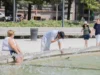 Caldo record, oggi 19 città da bollino rosso: l’afa non molla fino a Ferragosto. Allerta temporali in 6 regioni Persone cercano refrigerio durante l’ondata di caldo in Italia