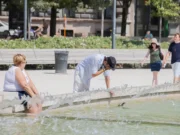 Caldo record, oggi 19 città da bollino rosso: l’afa non molla fino a Ferragosto. Allerta temporali in 6 regioni Persone cercano refrigerio durante l’ondata di caldo in Italia