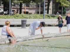 Caldo record, oggi 19 città da bollino rosso: l’afa non molla fino a Ferragosto. Allerta temporali in 6 regioni Persone cercano refrigerio durante l’ondata di caldo in Italia