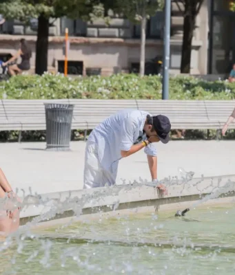 Caldo record, oggi 19 città da bollino rosso: l’afa non molla fino a Ferragosto. Allerta temporali in 6 regioni Persone cercano refrigerio durante l’ondata di caldo in Italia