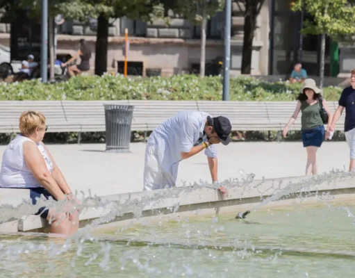 Caldo record, oggi 19 città da bollino rosso: l’afa non molla fino a Ferragosto. Allerta temporali in 6 regioni Persone cercano refrigerio durante l’ondata di caldo in Italia