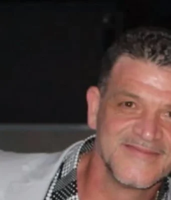 Ercolano, precipita per oltre 10 metri mentre lavora su un balcone: Ciro Panico muore a 54 anni Ciro Panico, operaio morto a 54 anni dopo una caduta a Ercolano