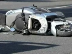 Incidente mortale a Giugliano, 22enne si schianta in scooter sulla circumvallazione esterna Scooter a terra dopo un incidente stradale a Giugliano