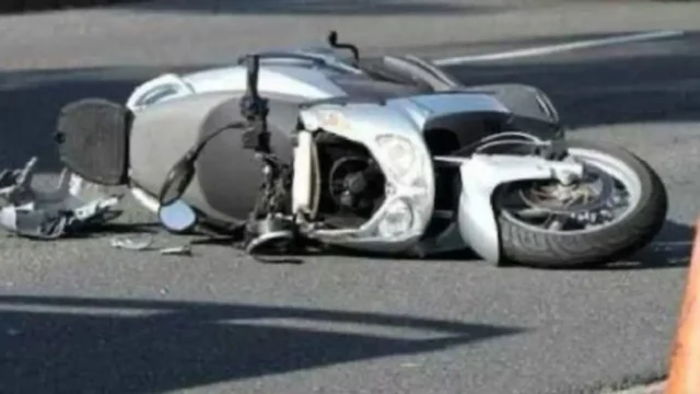 Incidente mortale in scooter a Giugliano Scooter a terra dopo un incidente stradale a Giugliano