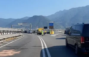 Sorrentina, minivan contro scooter: Ciro Sannino muore a 59 anni Soccorsi sul luogo dell'incidente sulla Statale 145 Sorrentina