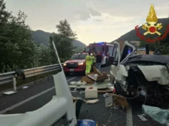 Strage sulla Terni-Rieti, chi sono le sei vittime: 34 feriti, un uomo lotta tra la vita e la morte Incidente Terni-Rieti tra bus e camper con polizia e sanitari sul luogo dello schianto
