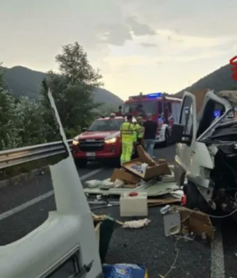Strage sulla Terni-Rieti, chi sono le sei vittime: 34 feriti, un uomo lotta tra la vita e la morte Incidente Terni-Rieti tra bus e camper con polizia e sanitari sul luogo dello schianto