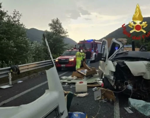 Strage sulla Terni-Rieti, chi sono le sei vittime: 34 feriti, un uomo lotta tra la vita e la morte Incidente Terni-Rieti tra bus e camper con polizia e sanitari sul luogo dello schianto