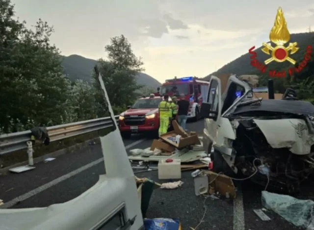 Incidente Terni-Rieti, sei morti nello schianto Incidente Terni-Rieti tra bus e camper con polizia e sanitari sul luogo dello schianto