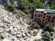 Campi Flegrei, emergenza senza fine: 691 case inagibili e 1.700 sfollati. «Il numero crescerà ancora» Terremoto Campi Flegrei, massi caduti sulle abitazioni a Pozzuoli
