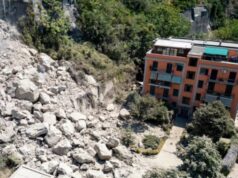 Campi Flegrei, emergenza senza fine: 691 case inagibili e 1.700 sfollati. «Il numero crescerà ancora» Terremoto Campi Flegrei, massi caduti sulle abitazioni a Pozzuoli