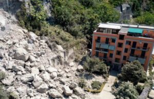 Campi Flegrei, emergenza senza fine: 691 case inagibili e 1.700 sfollati. «Il numero crescerà ancora» Terremoto Campi Flegrei, massi caduti sulle abitazioni a Pozzuoli