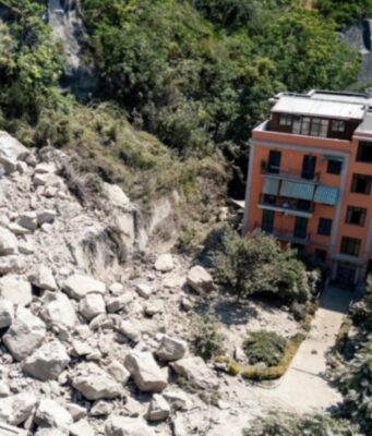 Campi Flegrei, emergenza senza fine: 691 case inagibili e 1.700 sfollati. «Il numero crescerà ancora» Terremoto Campi Flegrei, massi caduti sulle abitazioni a Pozzuoli