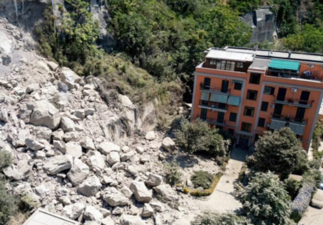 Terremoto Campi Flegrei, massi caduti sulle abitazioni a Pozzuoli