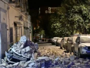 Campi Flegrei, l’Ingv sulla scossa 4.7: «È la più forte mai registrata con gli strumenti». Oltre 700 sfollati Terremoto Campi Flegrei, massi caduti sulle auto a Pozzuoli