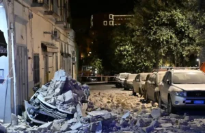 Campi Flegrei, l’Ingv sulla scossa 4.7: «È la più forte mai registrata con gli strumenti». Oltre 700 sfollati Terremoto Campi Flegrei, massi caduti sulle auto a Pozzuoli