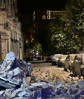 Campi Flegrei, l’Ingv sulla scossa 4.7: «È la più forte mai registrata con gli strumenti». Oltre 700 sfollati Terremoto Campi Flegrei, massi caduti sulle auto a Pozzuoli