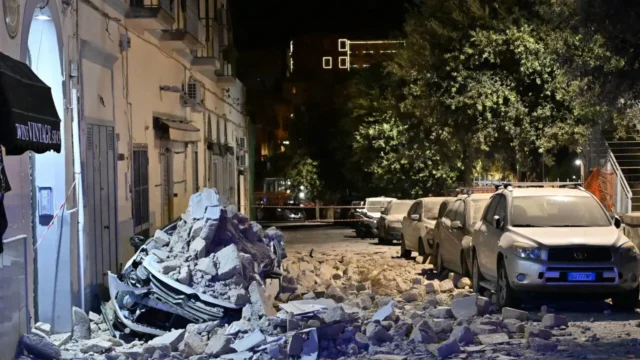 Terremoto Campi Flegrei, i danni a Pozzuoli Terremoto Campi Flegrei, massi caduti sulle auto a Pozzuoli