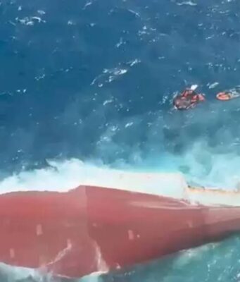 Traghetto capovolto nel Mare di Giava: 129 dispersi, continuano le ricerche Mar di Giava, traghetto si ribalta: decine di dispersi
