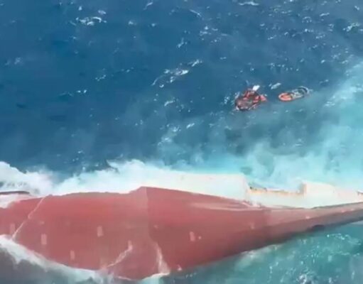 Traghetto capovolto nel Mare di Giava: 129 dispersi, continuano le ricerche Mar di Giava, traghetto si ribalta: decine di dispersi