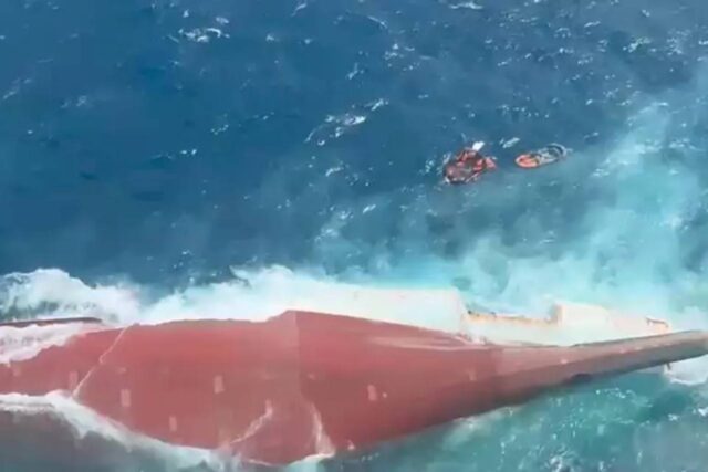 Mar di Giava, traghetto si ribalta: decine di dispersi