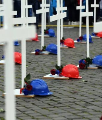 Incidente sul lavoro a Ostia, operaio muore dopo una caduta dal cestello della gru Ostia, operaio muore sbalzato dal cestello della gru
