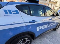 Roma, accoltella l’ex moglie al petto e poi fugge con il figlio: arrestato dopo 7 ore Fontana Candida, fugge con il figlio dopo aver accoltellato la ex compagna: preso dopo sette ore