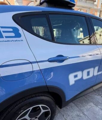 Roma, accoltella l’ex moglie al petto e poi fugge con il figlio: arrestato dopo 7 ore Fontana Candida, fugge con il figlio dopo aver accoltellato la ex compagna: preso dopo sette ore