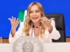 Bollo auto, stop dal 2027 per oltre il 70% delle vetture. Meloni: «Via una delle tasse più odiate» Giorgia Meloni in conferenza stampa annuncia l'esenzione dal bollo auto fino a 80 kW
