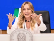 Bollo auto, stop dal 2027 per oltre il 70% delle vetture. Meloni: «Via una delle tasse più odiate» Giorgia Meloni in conferenza stampa annuncia l'esenzione dal bollo auto fino a 80 kW
