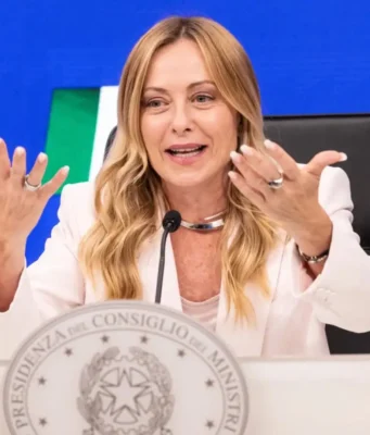 Bollo auto, stop dal 2027 per oltre il 70% delle vetture. Meloni: «Via una delle tasse più odiate» Giorgia Meloni in conferenza stampa annuncia l'esenzione dal bollo auto fino a 80 kW
