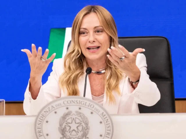 Giorgia Meloni in conferenza stampa annuncia l'esenzione dal bollo auto fino a 80 kW