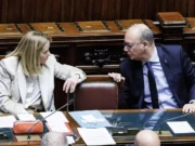 Scuola, tetto agli alunni stranieri e stop a burqa e niqab: Valditara chiarisce chi sarà escluso Giorgia Meloni annuncia il tetto agli alunni stranieri e il divieto di burqa e niqab a scuola